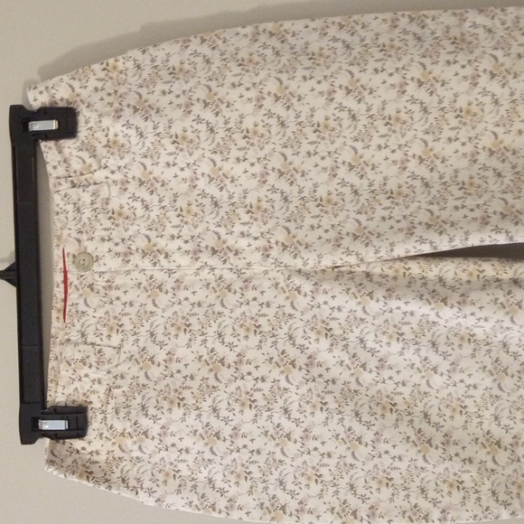 GLORIA VANDERBILT Floral Capris - Picture 4 of 8